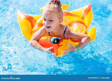 Petite Fille Heureuse Mignonne Ayant L Amusement Dans La Piscine Image