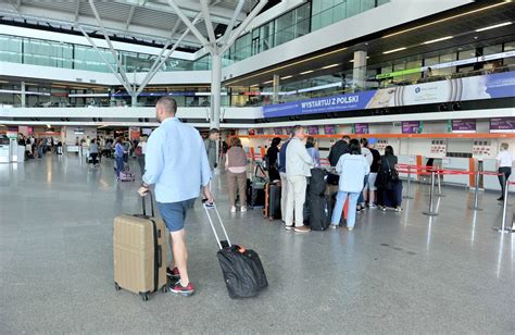 Ewakuacja na Lotnisku Chopina Ściągnęli pirotechników Wiadomości z