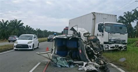 Dua Lelaki Maut Kereta Dinaiki Bertembung Lori Harian Metro