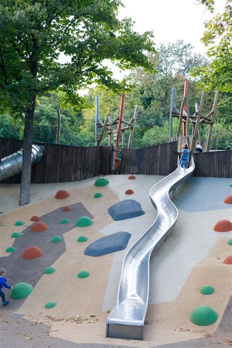 Moderna Zona De Juegos Al Aire Libre Con Toboganes Y Marcos Para