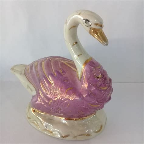 Antigo bibelô em porcelana nacional em formato de cisne