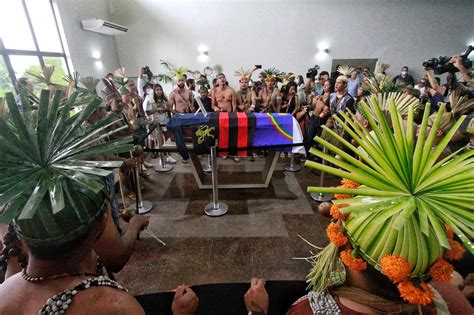 Sob Bandeiras De Pernambuco E Sport E Camisa Da Unijava Corpo De Bruno