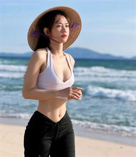 Ngắm đường cong nóng bỏng của hot tikToker từng bị ném đá vì quá hở hang Người đẹp Việt Giải Trí