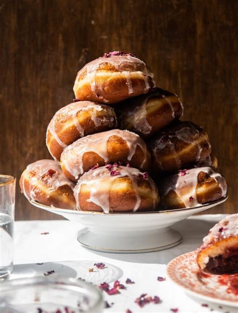 Pączki z konfiturą różaną i cytrynowym lukrem na medal Rozkoszny