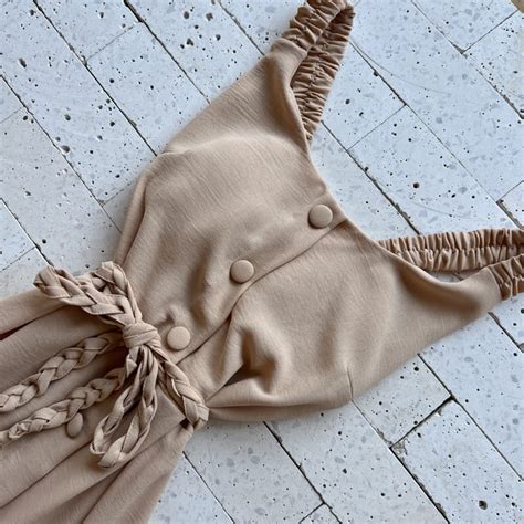 VESTIDO LONGUETE MULLET ALÇA DRAPEADA E AMARRAÇÃO TRANÇADO NUDE Dondoca Moda Feminina