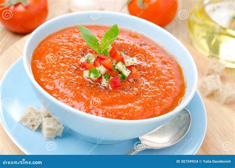 Gazpacho Frio Da Sopa Do Tomate Manjeric O E P O Torrado Em Uma