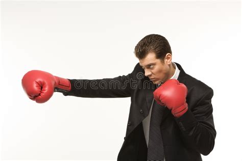 Guantes De Boxeo Del Hombre Que Desgastan Foto De Archivo Imagen De