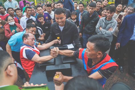 Chiêm ngưỡng những màn tranh tài gay cấn trong hội thi vật tay