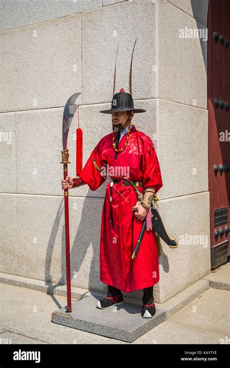 Royal Palace guards in traditional Korean dress at the Gyeongbokgung ...