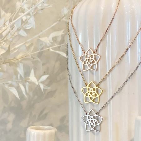 Collier Ras de Cou Fleur de Vénus Il Umine