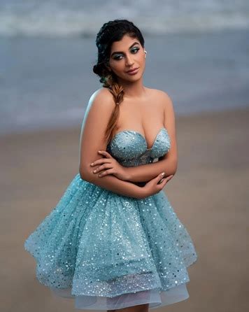 Tamil Actress Yashika Aanand Flaunting Her Cleavage See Hot Pics