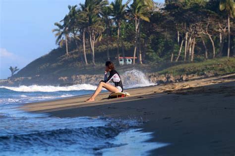 Fille Dans Le Bikini Noir Marchant Sur La Plage Blanche Image Stock Image Du Horizon Vacances