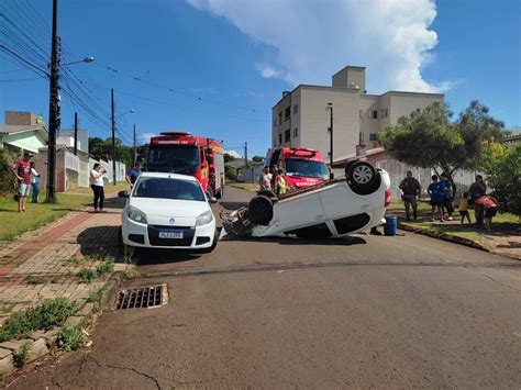 Carro Capota Ap S Colidir Contra Outro Ve Culo Em Chapec