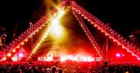 Red Hot Chili Peppers faz show para multidão nas pirâmides do Egito assista