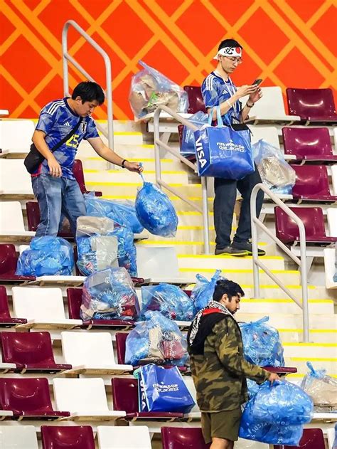 Aksi Suporter Jepang Bersih Bersih Stadion Piala Dunia Sifat