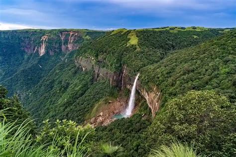 explore laitlum canyon  natural   meghalaya