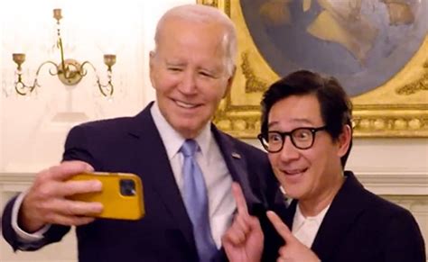 Watch Oscar Winner Ke Huy Quan S Hilarious Selfie Moment With Biden