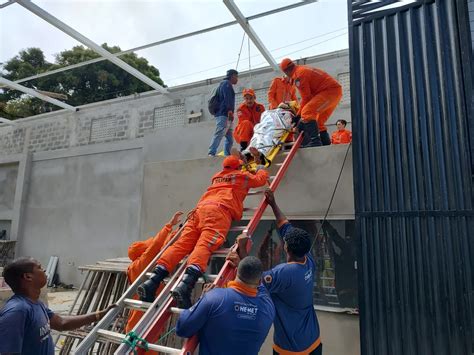 Funcionário de obra tem parte do corpo queimado depois de atingido por