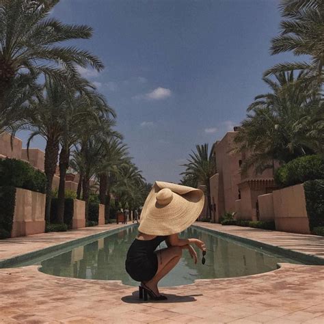 MŨ CÓI khổng lồ che nắng cho cả dòng họ của cô dâu Đan Mạch hóa ra đang là hot trend của giới