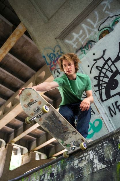 Patinador Adolescente Rebelde Divirti Ndose En El Parque De Patinaje