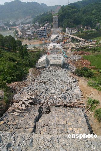 图：凤凰大桥垮塌事故现场搜救仍在进行4新闻中心新浪网