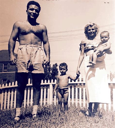 LAMOTTA, JAKE & FAMILY LARGE FORMAT PHOTO (LATE 1940'S) – JO Sports Inc.