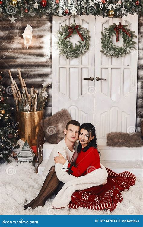 Süße Pärchen Sich Auf Weihnachtsdekoration Umarmen Schöner Mann Und Brunette Junge Frau in
