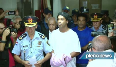 Ronaldinho Gaúcho chega algemado para audiência Brasil Pleno News