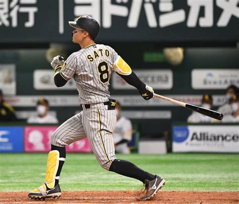 写真：阪神・佐藤輝が豪快1号含む3安打2打点！ 矢野監督も4番起用を「別に変える必要はない」 東スポweb