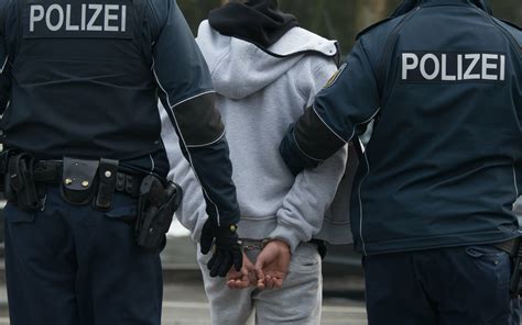 Mann Soll Kinder Und Jugendliche Vergewaltigt Haben Polizei Fahndet