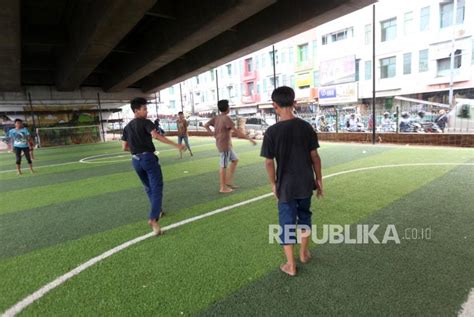 Lapangan Futsal Di Kolong Jalan Layang Ciputat Republika Online