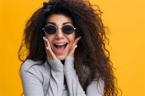 Enorme Venda Ou Conceito Promocional Mulher Latina Espantada Gritando E Tocando Seu Rosto Em