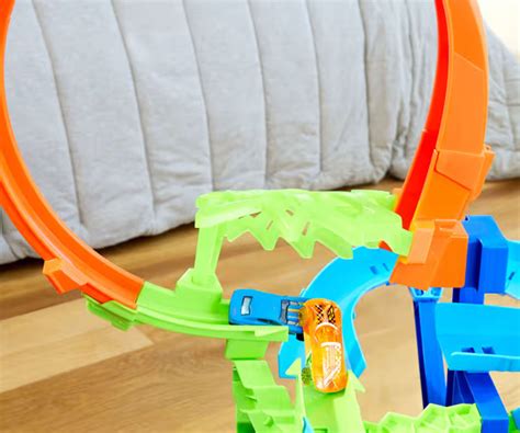 Детска играчка и комплект за игра Hot Wheels Stunt Tracks Каскади и катастрофи с включена 1