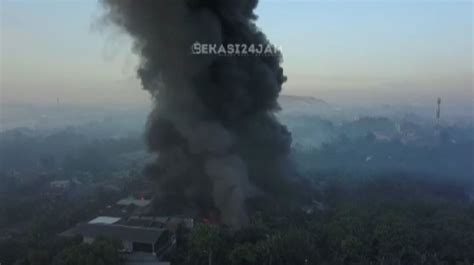 Pabrik Plastik Di Bantar Gebang Terbakar Asap Pekat Penuhi Langit Kota