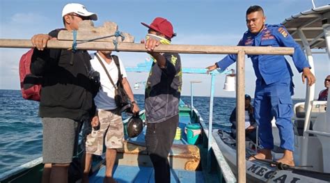 Polairud Evakuasi Kapal Pemancing Yang Terombang Ambing Di Perairan