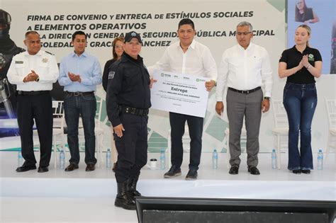 El gobernador de San Luis Potosí entrega estímulos a policías