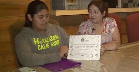 Ella Se Gradu Y Su Maestra Le Dio Una Diploma Con Un Indignante Mensaje