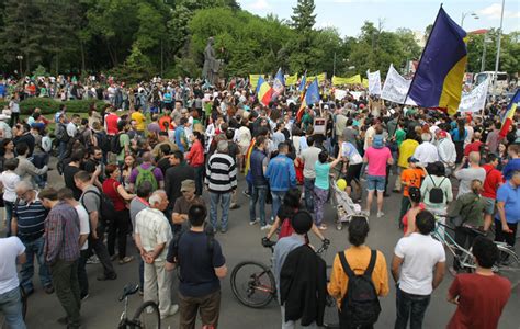 Mii De Oameni Au Manifestat împotriva Despăduririi Libertatea