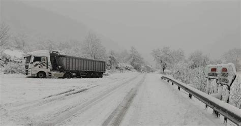 La nieve llega a León cubre de blanco San Isidro y afecta a varias