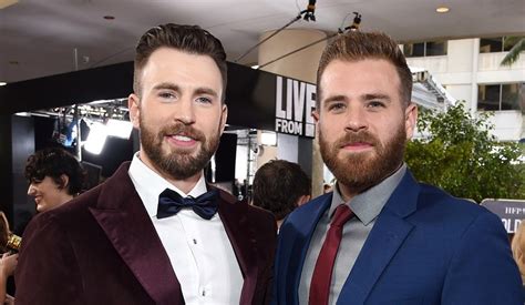 Irmão de Chris Evans brinca após nude vazado pelo ator Fiquei fora da internet perdi alguma