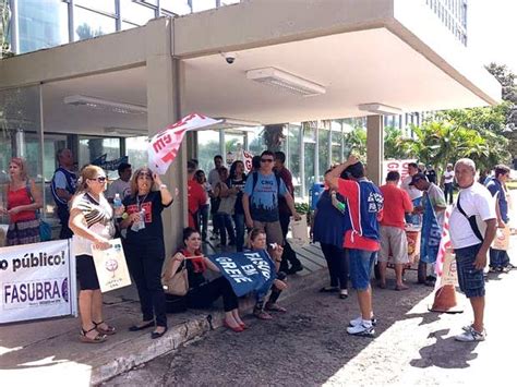 G1 Servidores Em Greve Da Unb Fazem Protesto Em Frente Ao Mec