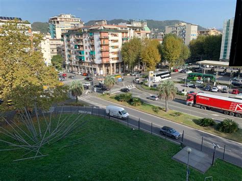 Un Cittadino Su Via Carducci Servono Le Rotonde Basta Semafori