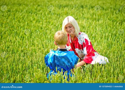 Eine Blonde Frau Mit Einem Sohn Gekleidet Im Kimono Auf Einem Getreidegebiet Stockfoto Bild