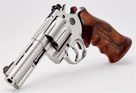 NIGHTHAWK CUSTOM KORTH REVOLVER SERIES Models :: Gun Values by Gun Digest