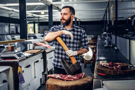 El Retrato De Un Carnicero Sostiene Un Hacha Y Una Carne Fresca Del