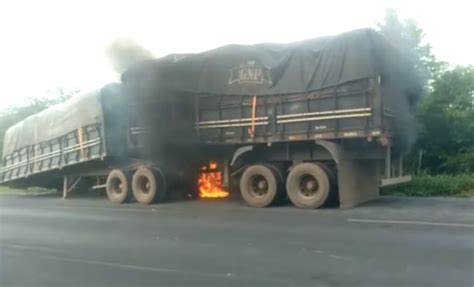 Duas Carretas Pegam Fogo Ap S Superaquecimento Nas Rodas Traseiras