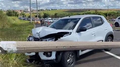 Mulher Perde Controle Do Carro E Derruba Poste Em Campinas