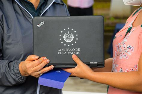 Inicia La Entrega De Las Computadoras Para Todos Los Estudiantes Del