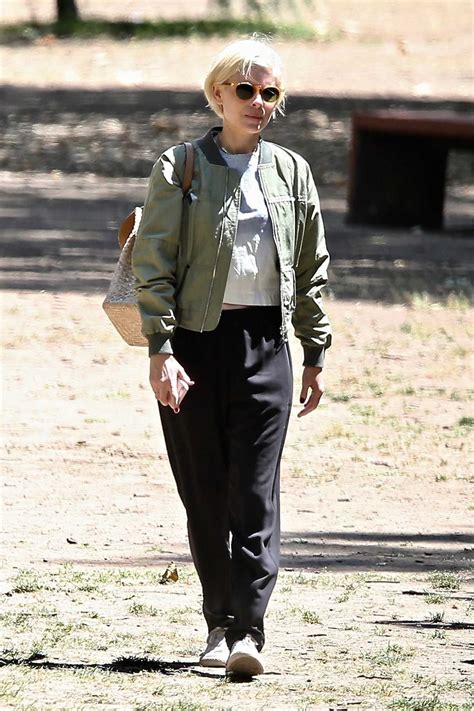 Kate Mara Debuts Her New Blonde Hair While Out At The Park In Los Angeles 06 06 2021 2 LACELEBS CO