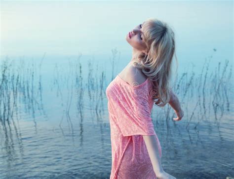 Fille Blonde Sensuelle Appréciant L eau Froide De Lac Photo stock Image du plage loisirs